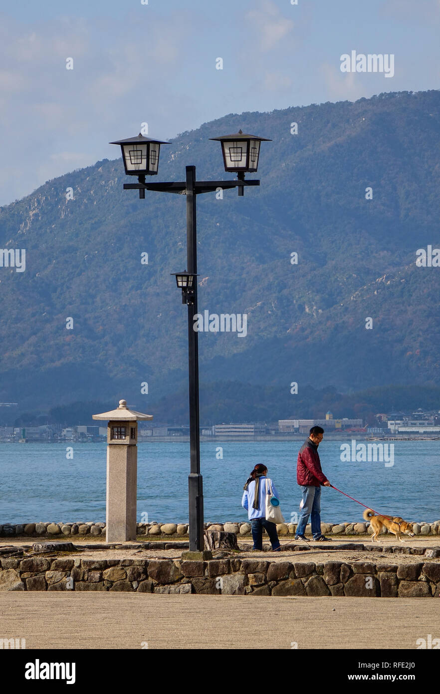 Onomichi, Japon - Dec 28, 2015. Les personnes bénéficiant de l'Parc en bord de mer à Onomichi, le Japon. Chobe est une ville pittoresque situé le long de la Mer Intérieure de Seto. Banque D'Images