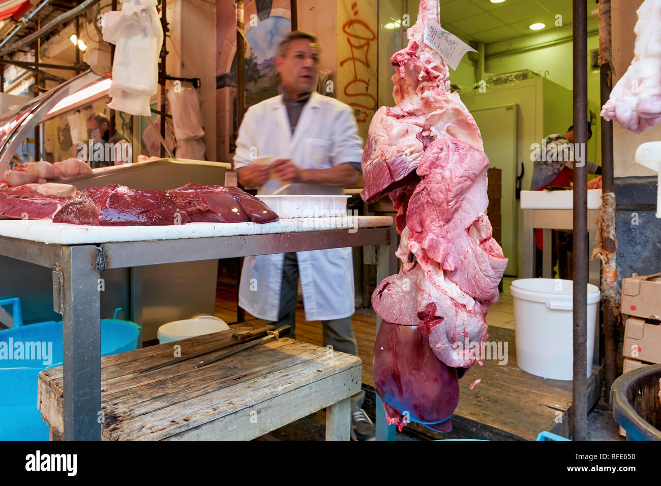 Piscaria, le marché quotidien de la rue à Catane Sicile Italie. Poisson frais, viande, légumes Banque D'Images