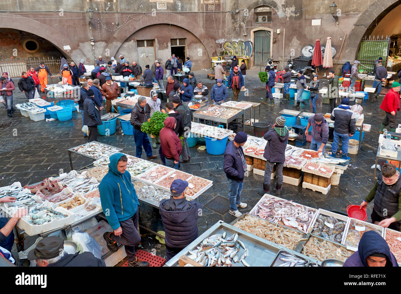 Piscaria, le marché quotidien de la rue à Catane Sicile Italie. Poisson frais, viande, légumes Banque D'Images