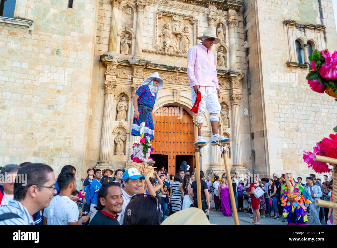 Les hommes marche sur des échasses pour un mariage à l'église de Santo le bombement (Iglesia de Santo Domingo), Oaxaca, Mexique Banque D'Images