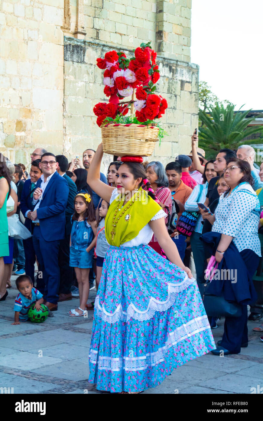 Les jeunes de la femme dans un costume traditionnel, Oaxaca, Mexique Banque D'Images