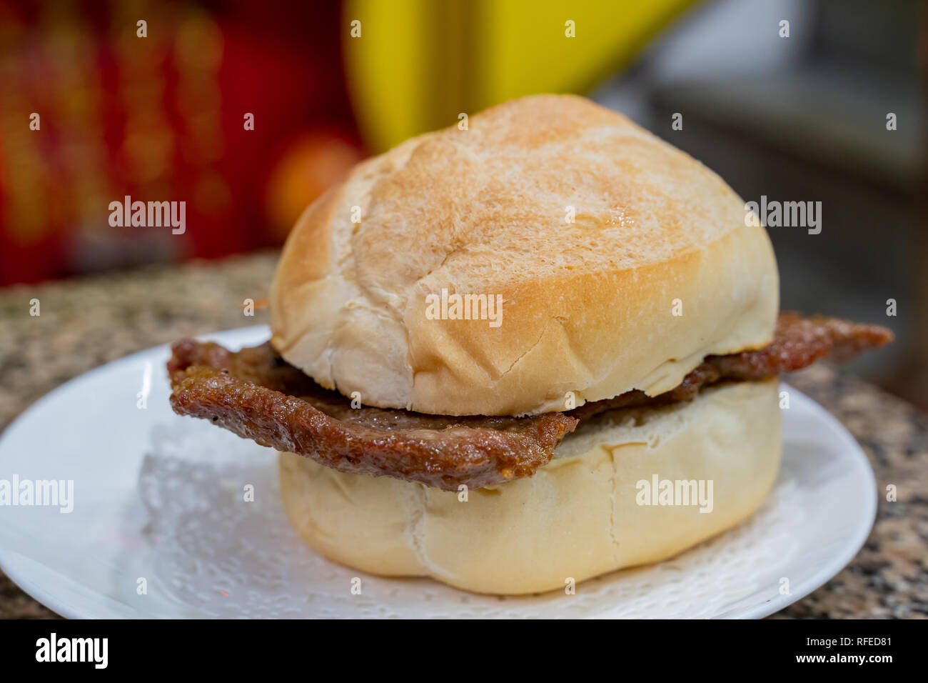 Gros plan d'une côtelette de porc Macao bun, mangé à Macao Banque D'Images