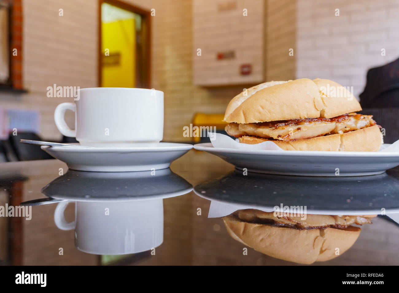 Gros plan d'une côtelette de porc, café pain avec réflexion, mangé à Macao Banque D'Images