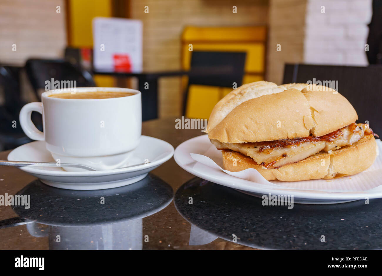 Gros plan d'une côtelette de porc, café pain avec réflexion, mangé à Macao Banque D'Images