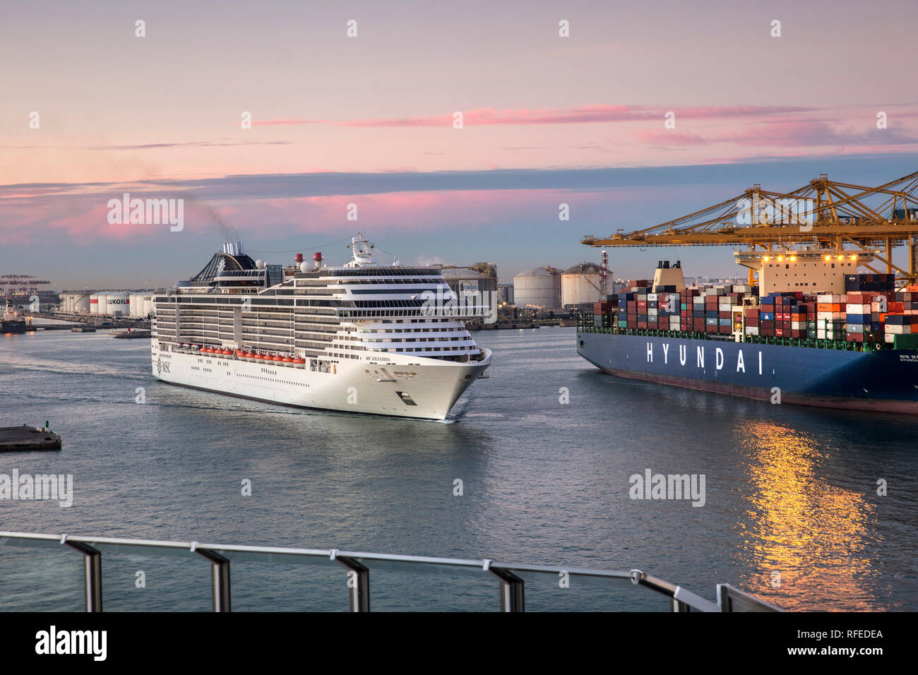 Espagne, Barcelone, Port, port. Terminal à conteneurs. Navire de croisière MSC Splendida. À l'aube. Banque D'Images