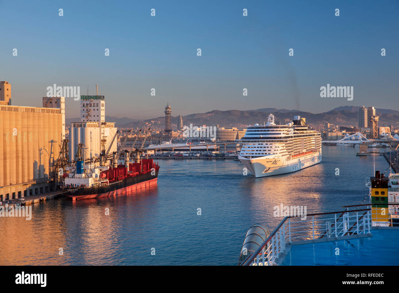 Espagne, Barcelone, Port, port. Les silos à grains. Le stockage des céréales. Navire de croisière MSC Splendida. Banque D'Images