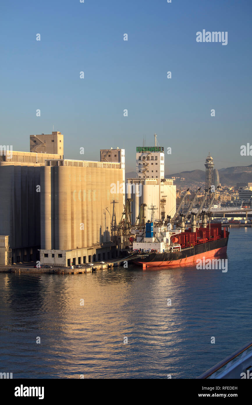 Espagne, Barcelone, Port, port. Les silos à grains. Le stockage des céréales. Banque D'Images