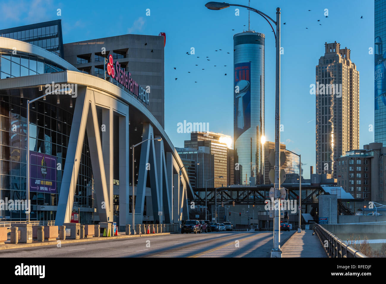 Le centre-ville d'Atlanta, Géorgie sunrise de la State Farm Arena avec le Super Bowl LIII supergraphics ornant l'emblématique Westin Peachtree Plaza Tower. (USA) Banque D'Images