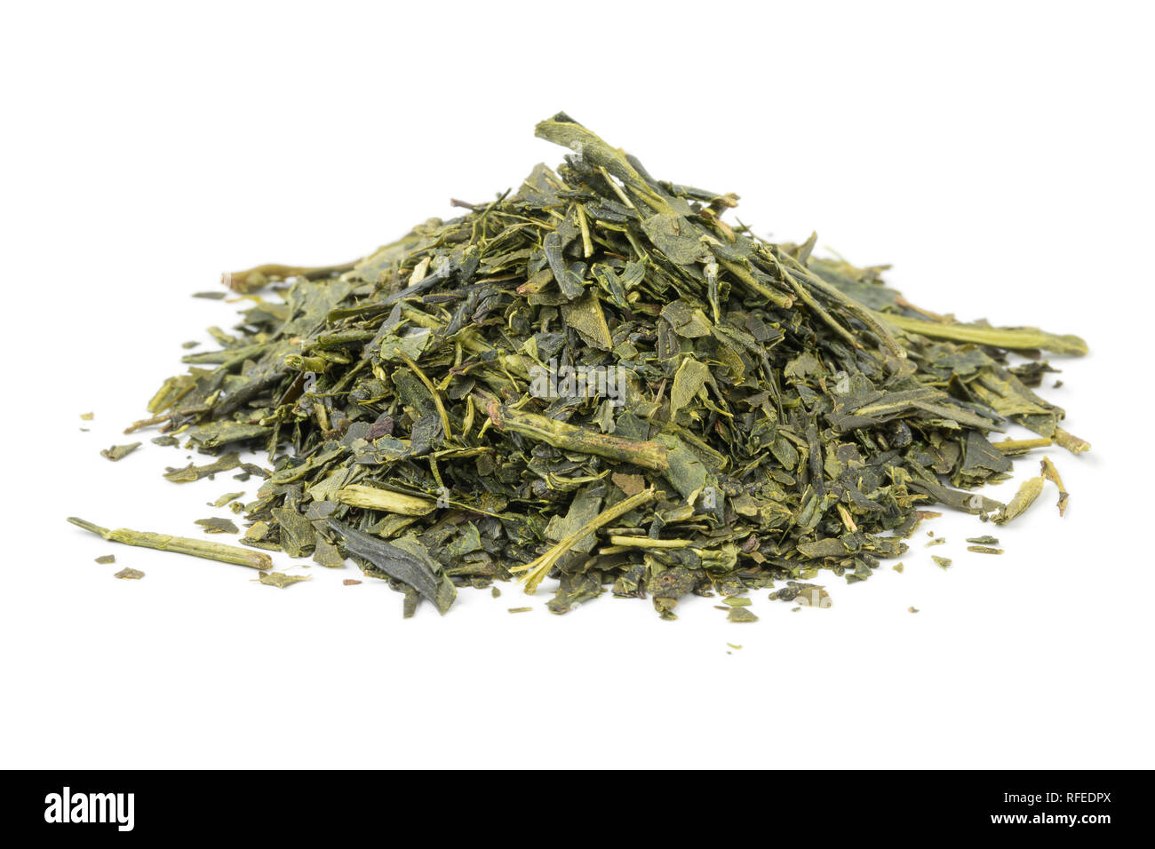 Tas de thé vert japonais séché close up, isolé sur fond blanc Banque D'Images