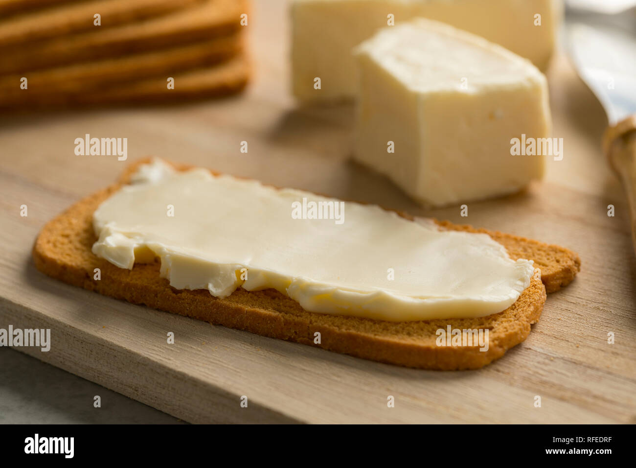 Pain grillé avec fromage à tartiner néerlandais mous traditionnels pour un casse-croûte Banque D'Images