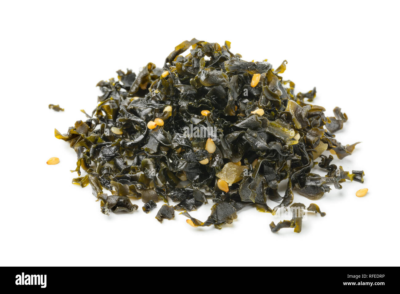 Des tas d'algues japonaises avec des graines de sésame blanc et prune isolé sur fond blanc Banque D'Images