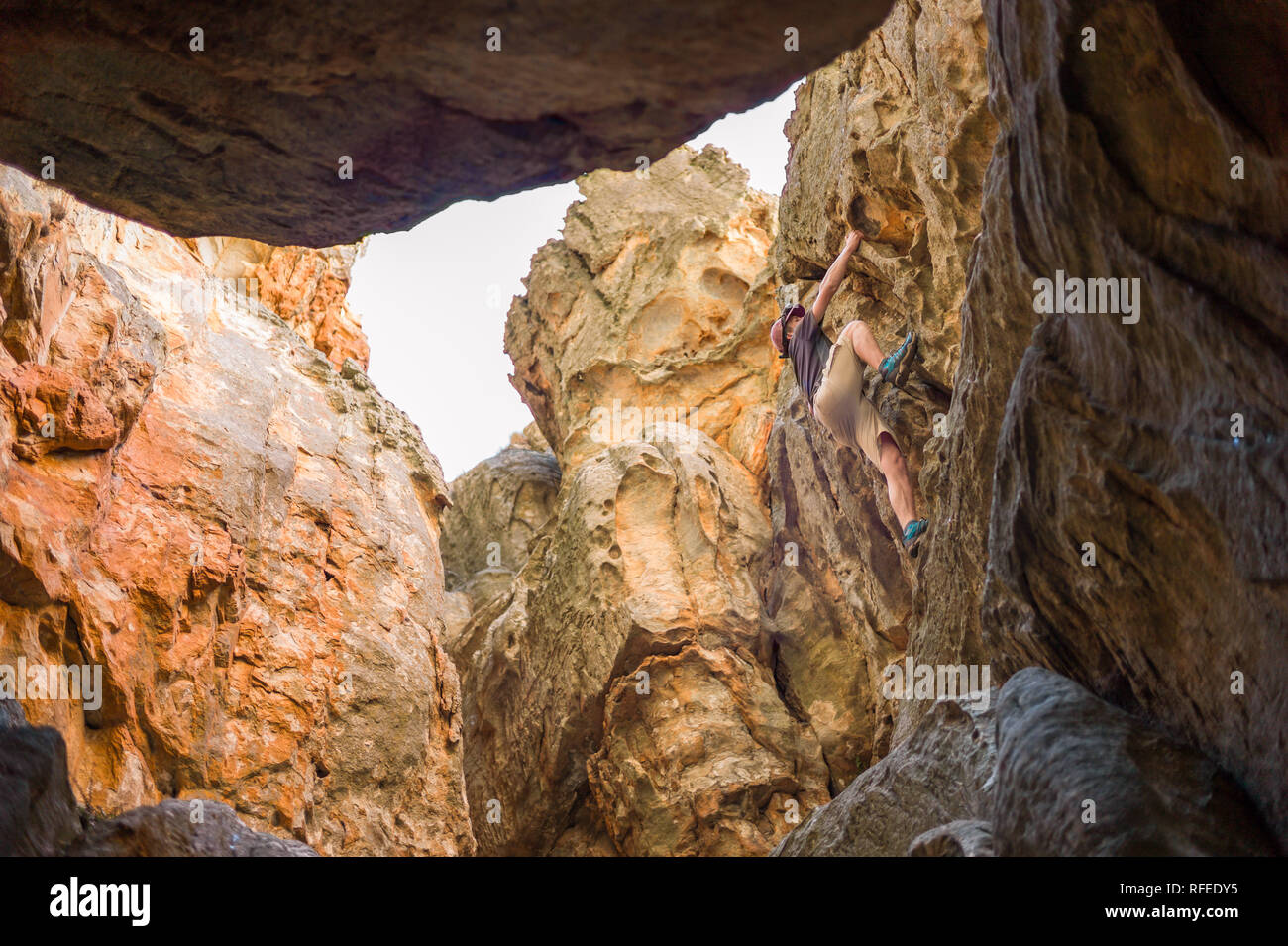 Wolfberg Mountain dans le Cederberg Wilderness Area est le foyer d'une randonnée ou randonnée sentier qui mène à travers les fissures de Wolfberg célèbre Wolfberg Arch. Banque D'Images