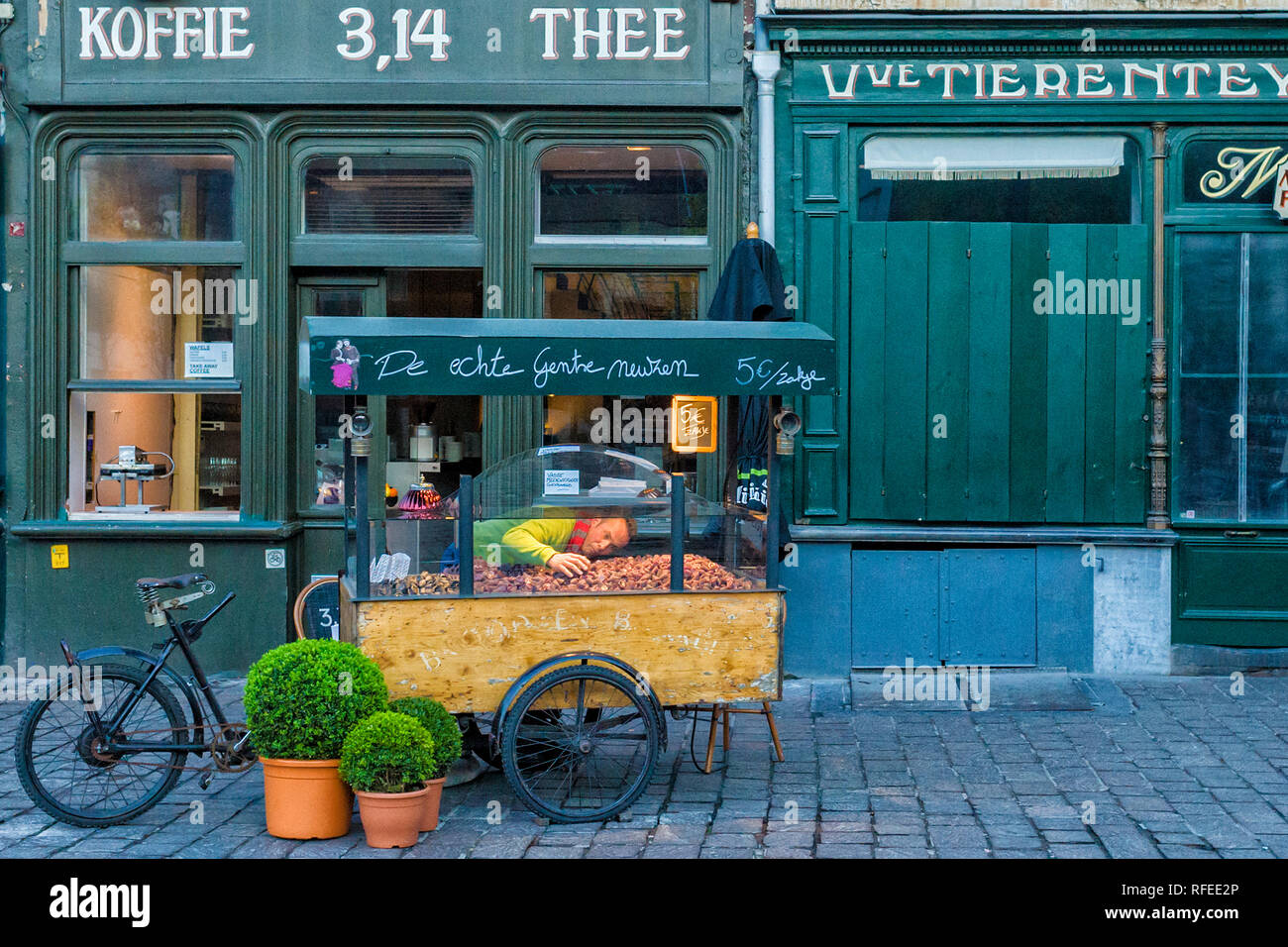 Vendeur de rue de la conique, cuberdons avec bonbons goût framboise entouré de mystère à Gand, Belgique Banque D'Images