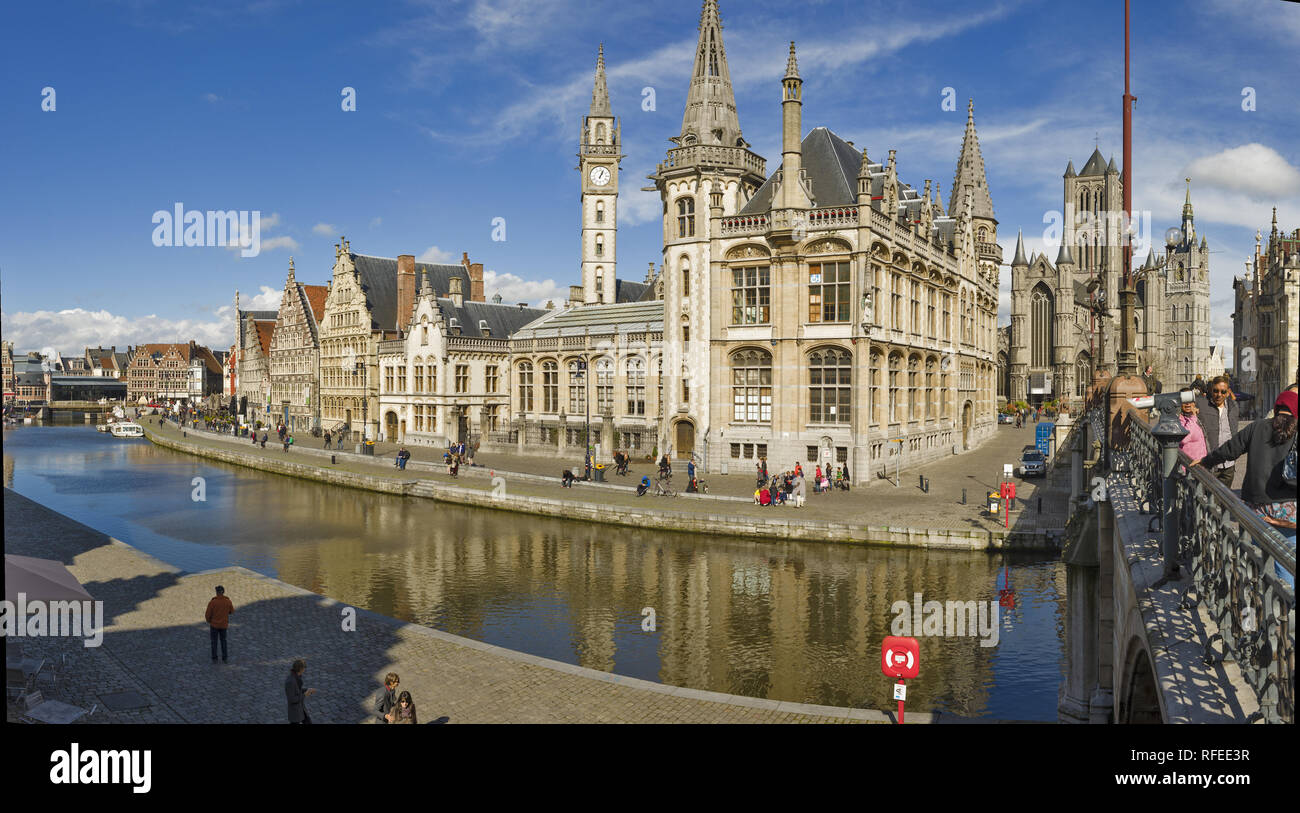 Vue panoramique de St Michael's Bridge sur les façades du Graslei, l'ancien bureau de poste et le quartier gothique de la Cathédrale Saint-Bavon à Gand, Belgique Banque D'Images