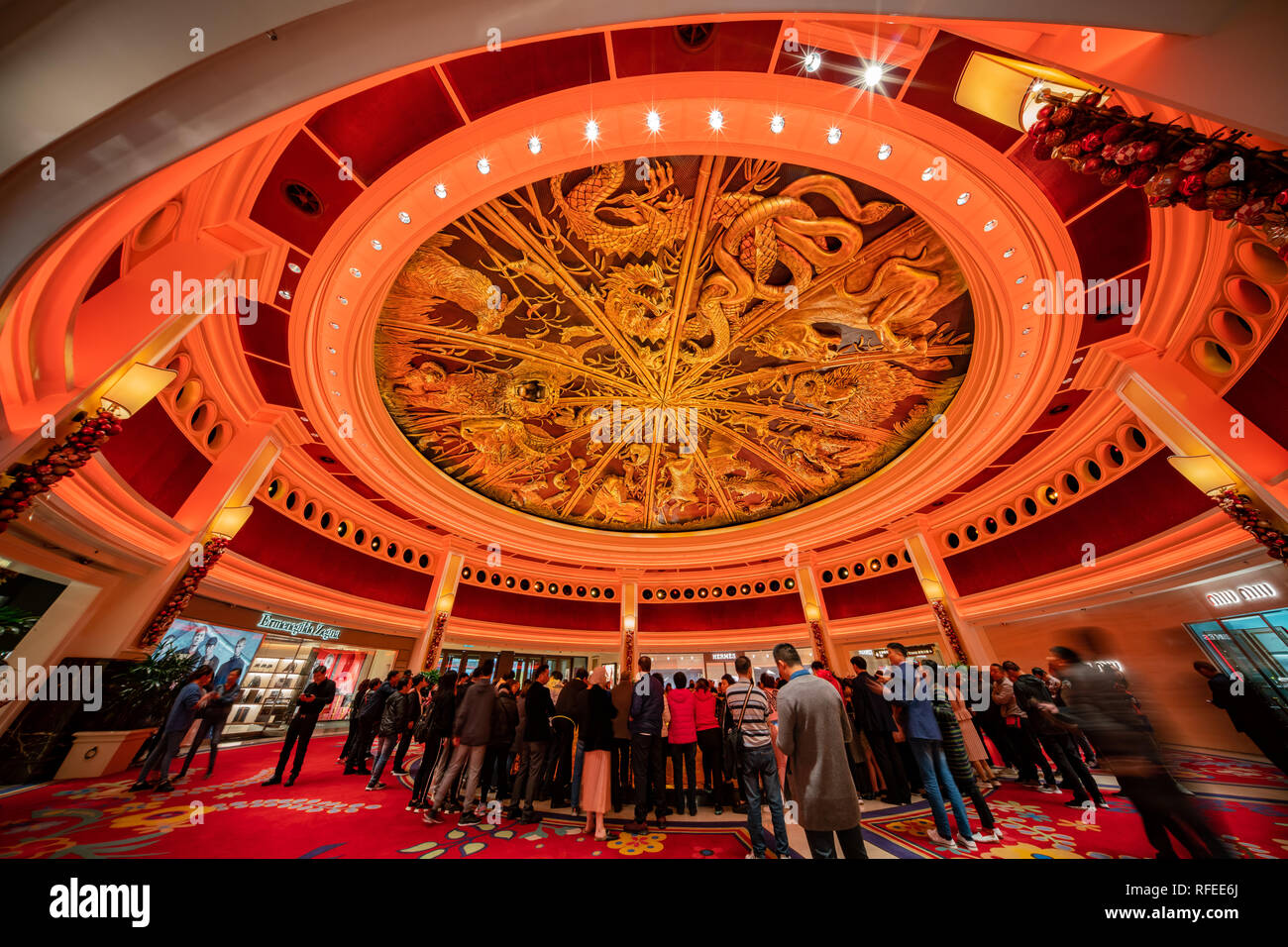 Macao, DEC 24 : personnes en attente pour le célèbre show - Arbre de la prospérité, Dragon de fortune de Wynn Macau le Déc 24, 2018 à Macao Banque D'Images