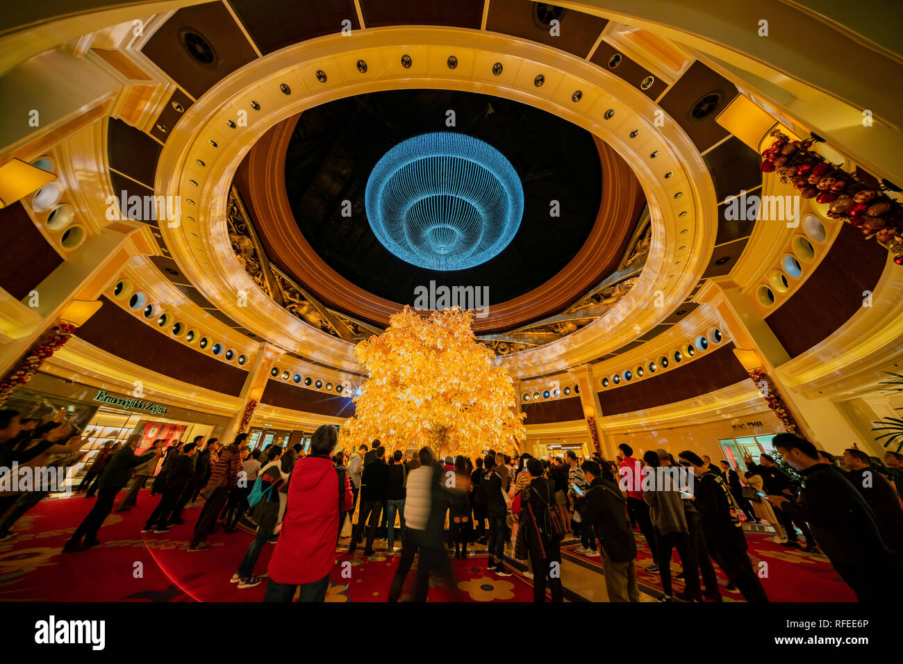 Macao, DEC 24 : personnes en attente pour le célèbre show - Arbre de la prospérité, Dragon de fortune de Wynn Macau le Déc 24, 2018 à Macao Banque D'Images