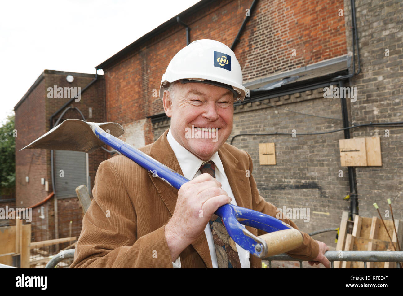 Acteur Timothy West avec pelle sur épaule lors de visite dans le Théâtre Royal de Bury St Edmunds, Suffolk, UK Banque D'Images