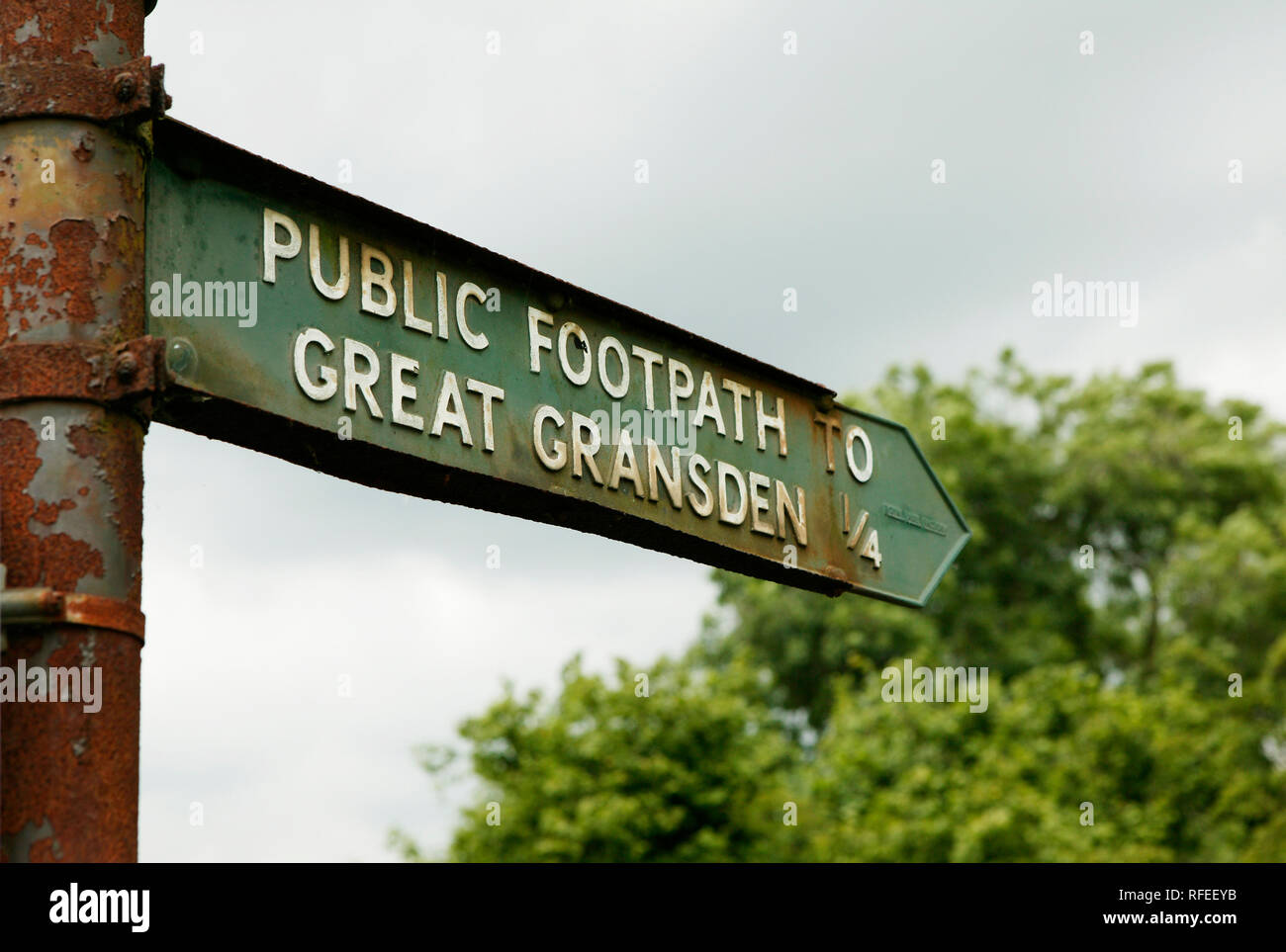 20e siècle sentier public signe à peu, Grandsden Grandsden Cambridgeshire pointant à grande. Banque D'Images