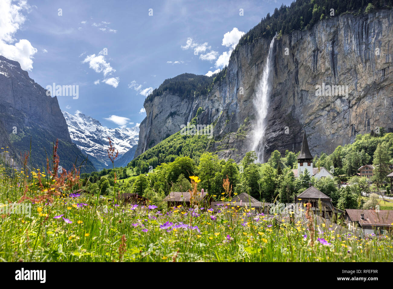 La Suisse, les Alpes, Berner Oberland, au printemps. Lauterbrunnen, vue sur le village et la cascade Staubbach de 300 mètres de haut. Weisse Lutschine valley. Banque D'Images