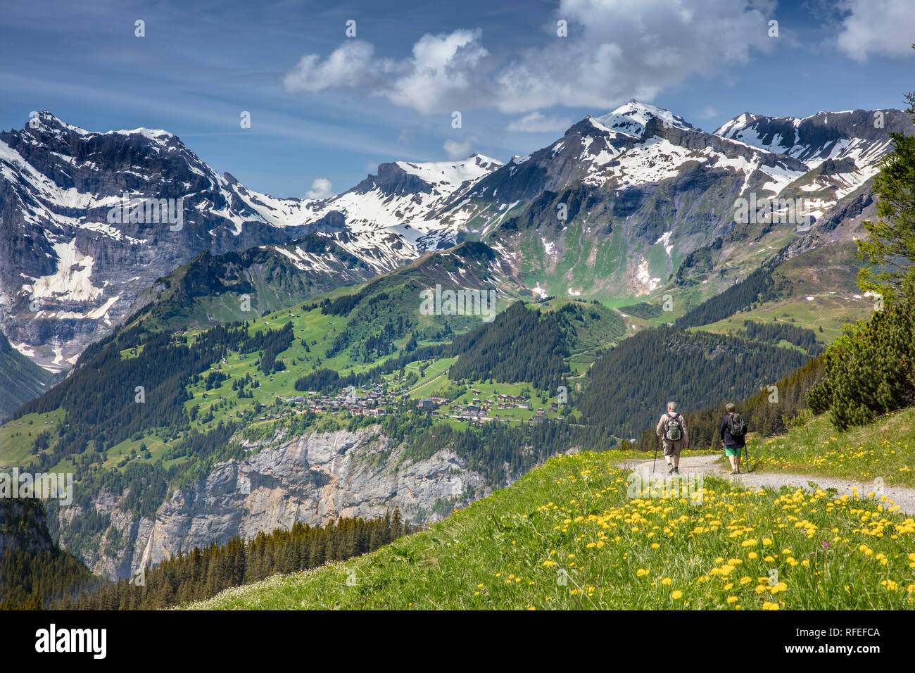 La Suisse, les Alpes, Berner Oberland, au printemps. Grindelwald, Kleine Scheidegg. Avis de Weisse Lutschine valley. Les randonneurs, senior couple. Banque D'Images