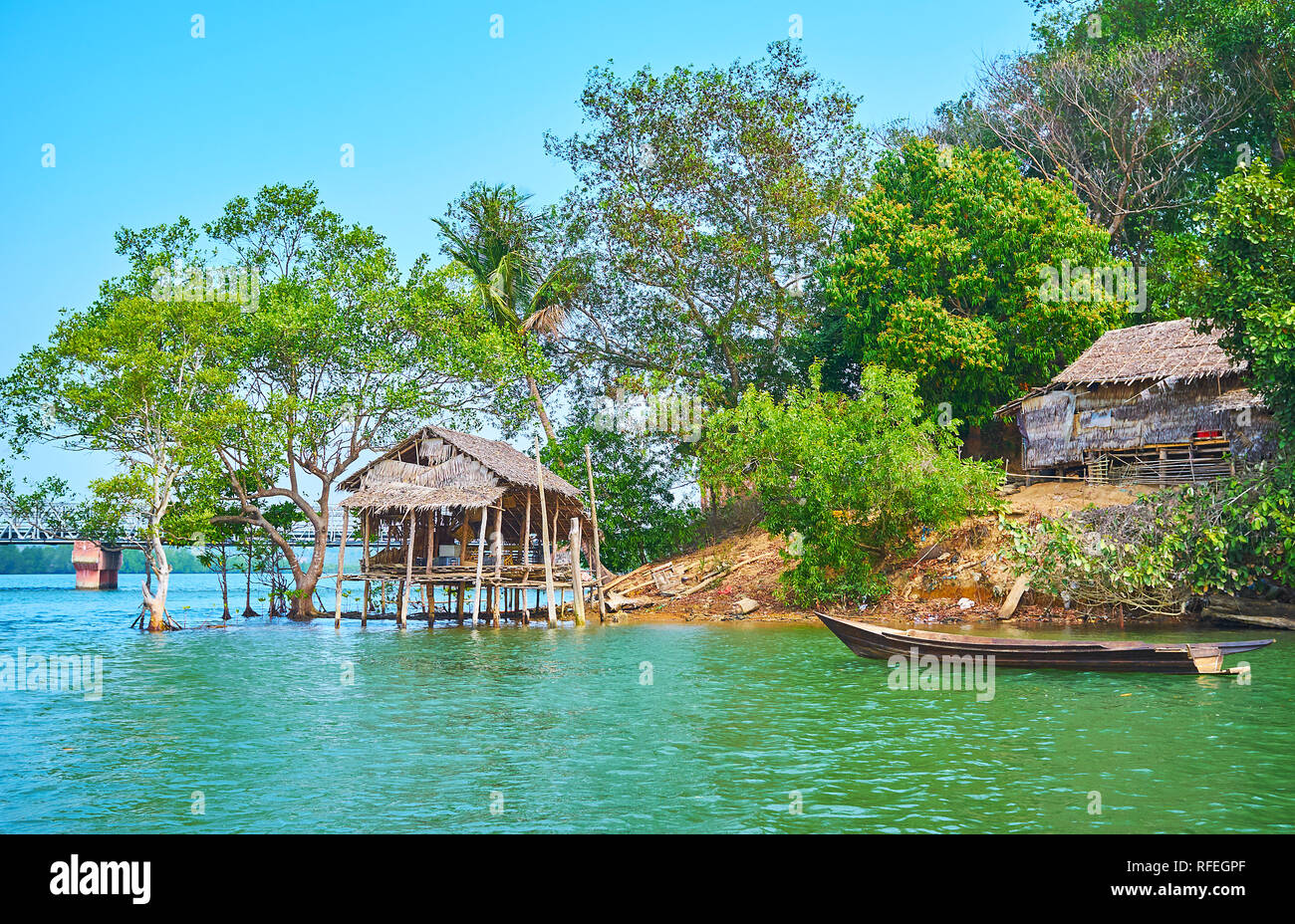 L'ancien nipa hut des pêcheurs locaux à la banque verte de la rivière Kangy, Chaung Tha zone, le Myanmar. Banque D'Images