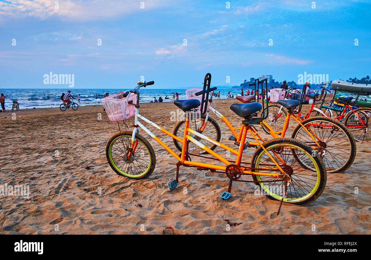 CHAUNG THA, LE MYANMAR - 1 mars, 2018 : des vélos Tandem sont populaires parmi les touristes du resort, des couples, familles et amis aiment les manèges bien positionné en couverture Banque D'Images