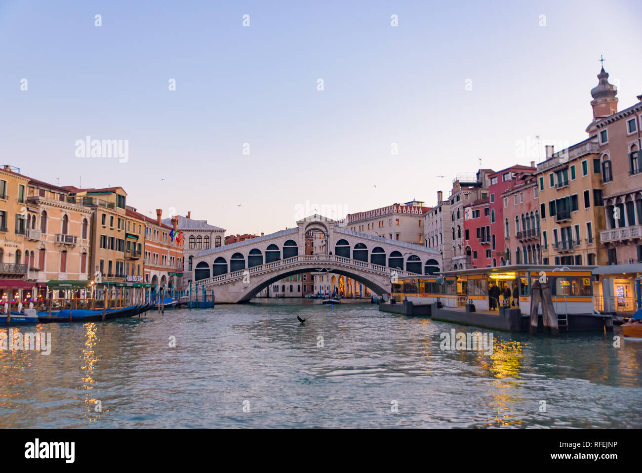 Pont du Rialto (Ponte de Rialto) sur Grand Canal au lever du soleil / coucher du soleil, Venise, Italie Banque D'Images