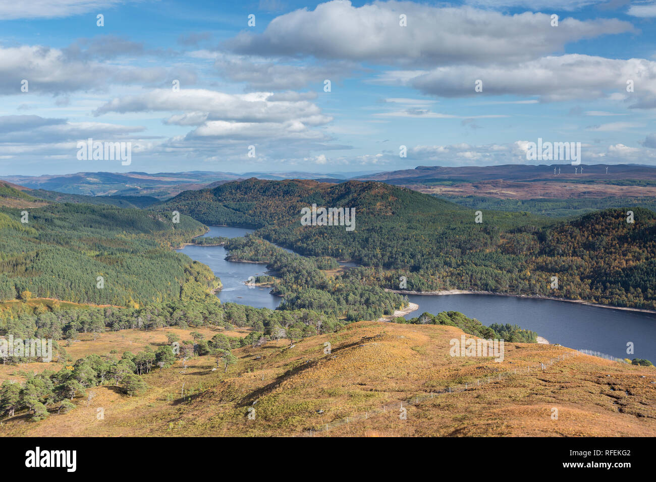 Loch Beinn a' Mheadhoin de Beinn a' Mheadhoin, Glen Affric, Ecosse. Le Corrimony Parc éolien est visible en haut à droite Banque D'Images