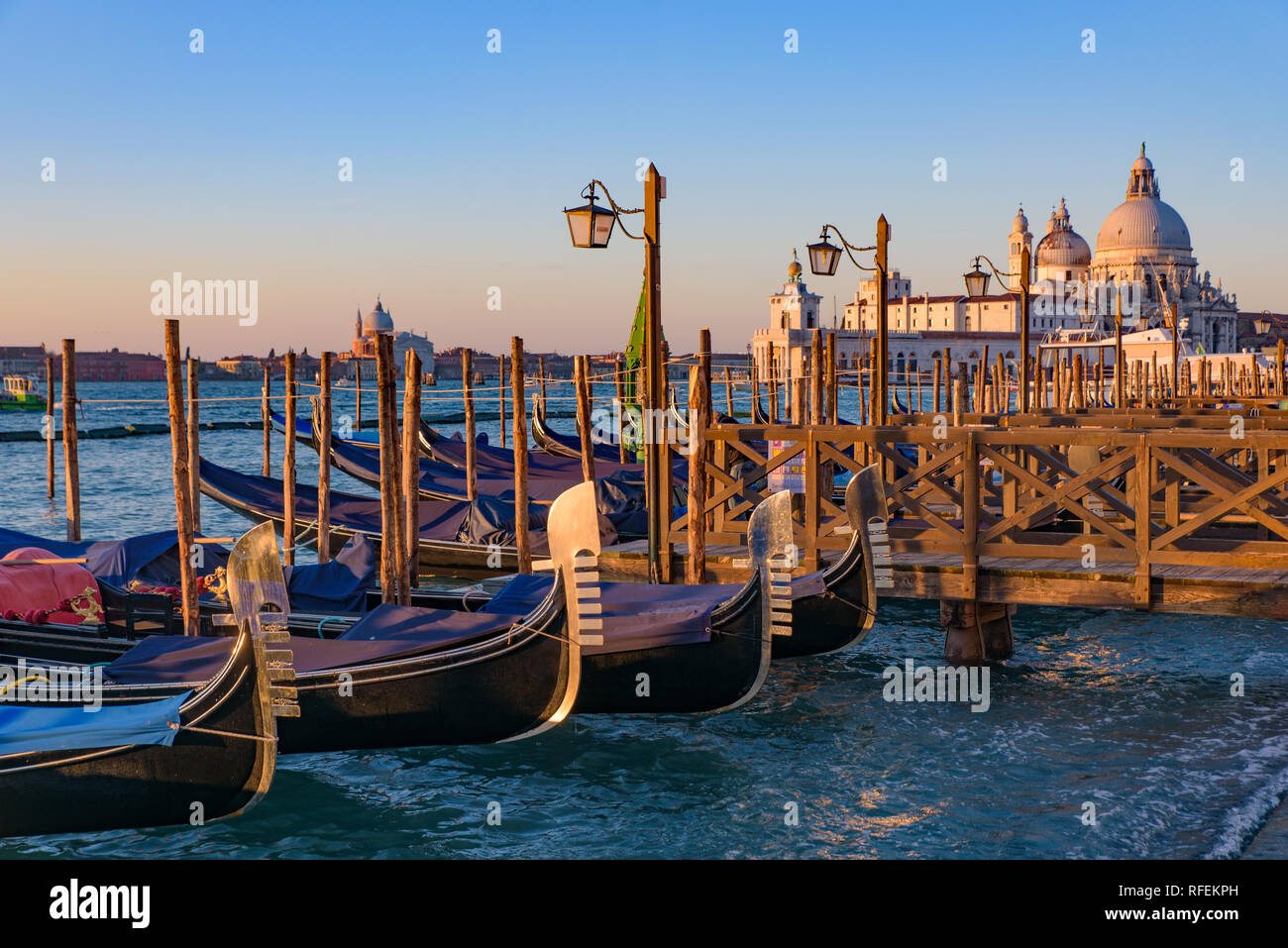 Église de San Giorgio Maggiore avec gondoles à heure du lever, Venise, Italie Banque D'Images