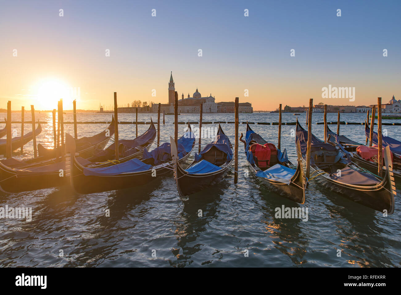 Église de San Giorgio Maggiore avec gondoles à heure du lever, Venise, Italie Banque D'Images