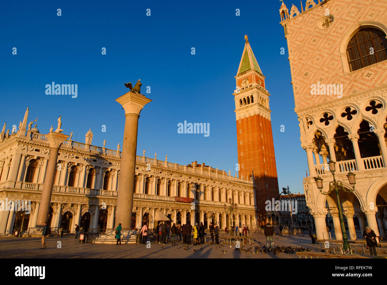 La Place Saint-Marc (Piazza San Marco) à l'heure du lever, Venise, Italie Banque D'Images