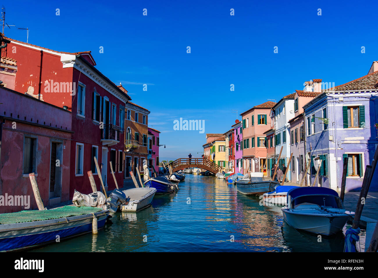 L'île de Burano, célèbre pour ses maisons de pêcheurs colorées, à Venise, Italie Banque D'Images