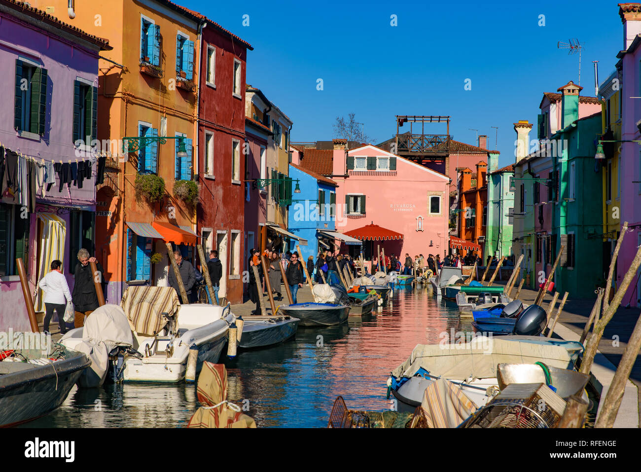 L'île de Burano, célèbre pour ses maisons de pêcheurs colorées, à Venise, Italie Banque D'Images