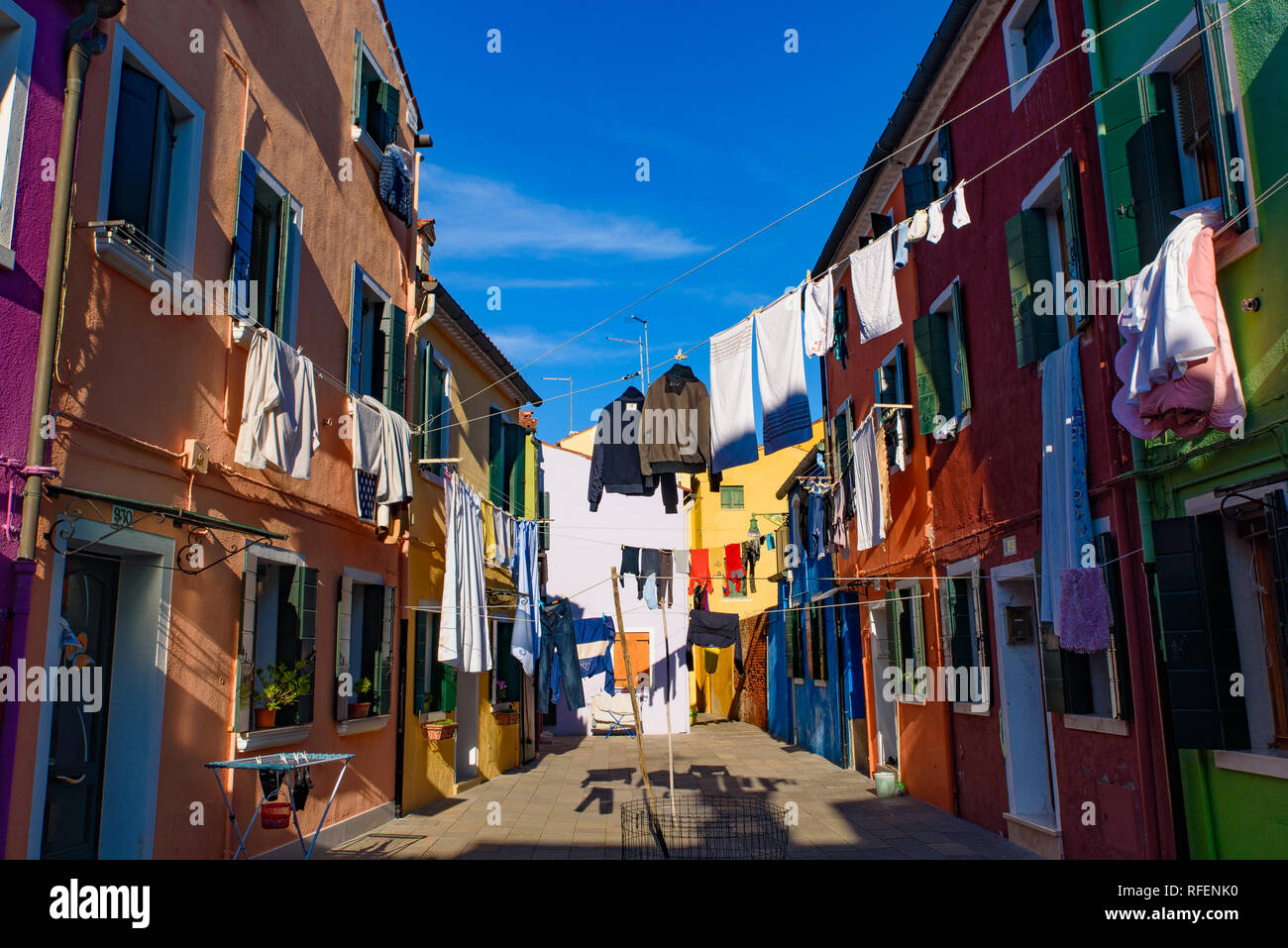 L'île de Burano, célèbre pour ses maisons de pêcheurs colorées, à Venise, Italie Banque D'Images