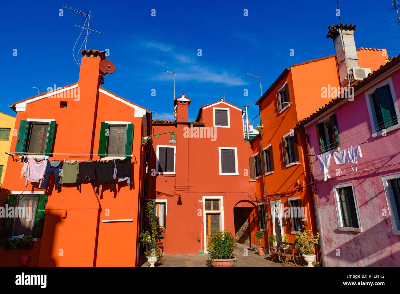 L'île de Burano, célèbre pour ses maisons de pêcheurs colorées, à Venise, Italie Banque D'Images