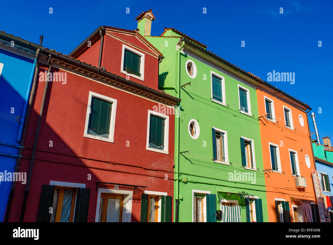 L'île de Burano, célèbre pour ses maisons de pêcheurs colorées, à Venise, Italie Banque D'Images