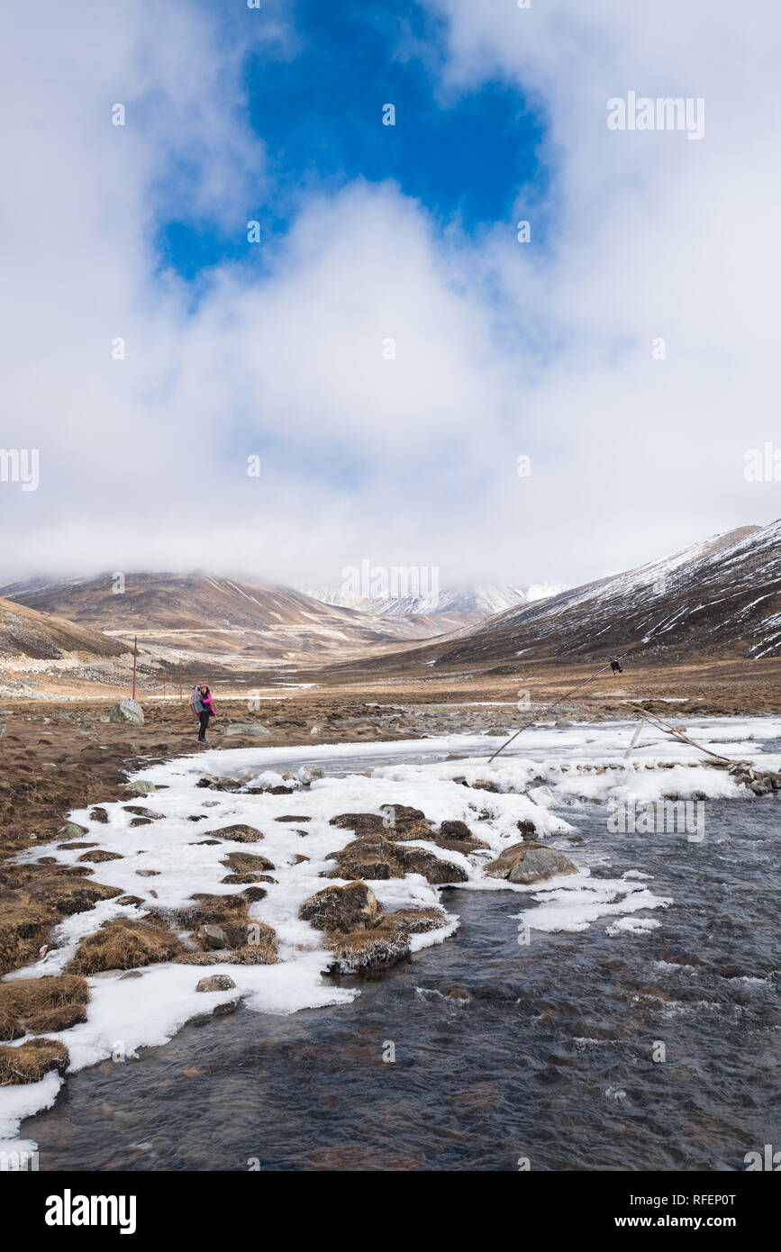Flocon de neige au bord de la rivière de glace de neige fondre sur Paysage de montagne à zero - Point de vue, le brouillard et la brume jour météo temps, Sikkim, Inde du Nord Banque D'Images
