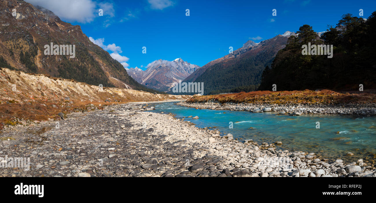 De la fonte des glaces sur la rivière mountain vue Paysage à Lachung, temps clair jour heure, Sikkim, Inde Banque D'Images