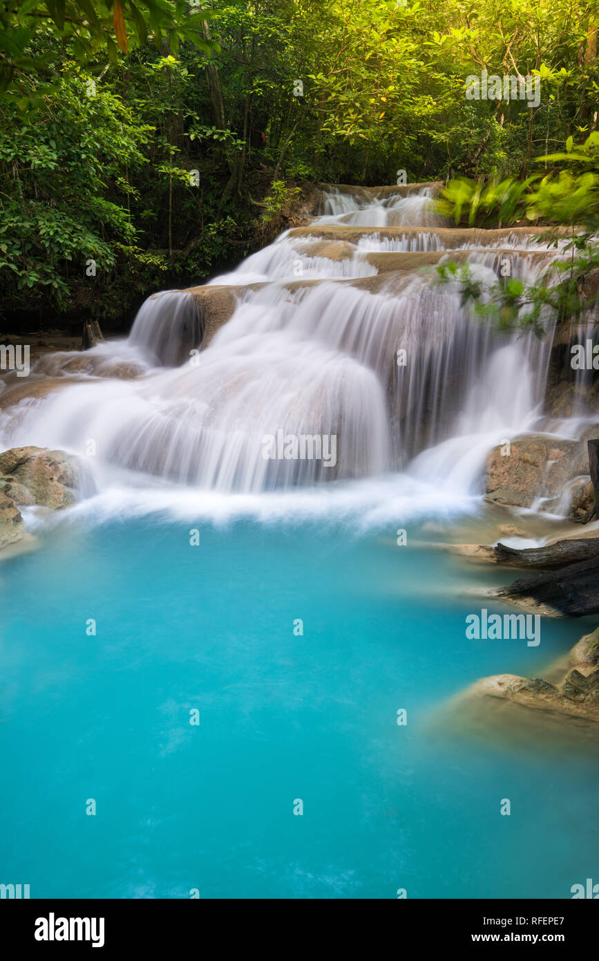 Chute d'eau d'Erawan en Thaïlande est de localiser en Provience de Kanchanaburi. Cette cascade est dans le parc national d'Erawan à l'intérieur de la forêt. Le niveau 1 de tous les 7. Banque D'Images