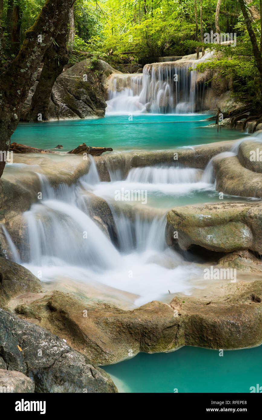 Chute d'eau d'Erawan en Thaïlande est de localiser en Provience de Kanchanaburi. Cette cascade est dans le parc national d'Erawan à l'intérieur de la forêt. Niveau 5 de tous les 7. Banque D'Images