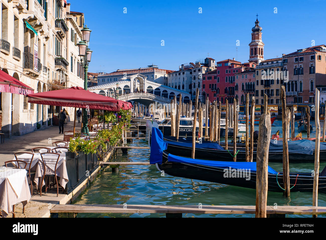 Vue sur le Grand Canal, le Pont du Rialto, et les gondoles de restaurant en plein air sièges, Venise, Italie Banque D'Images