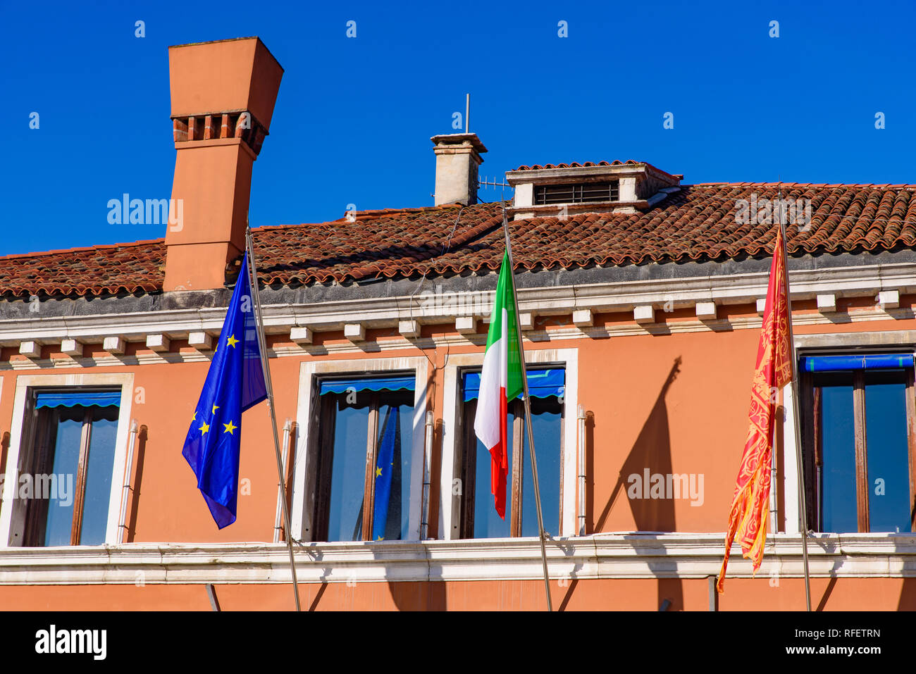 Un bâtiment avec des drapeaux de l'Union européenne, l'Italie, et Venise Banque D'Images