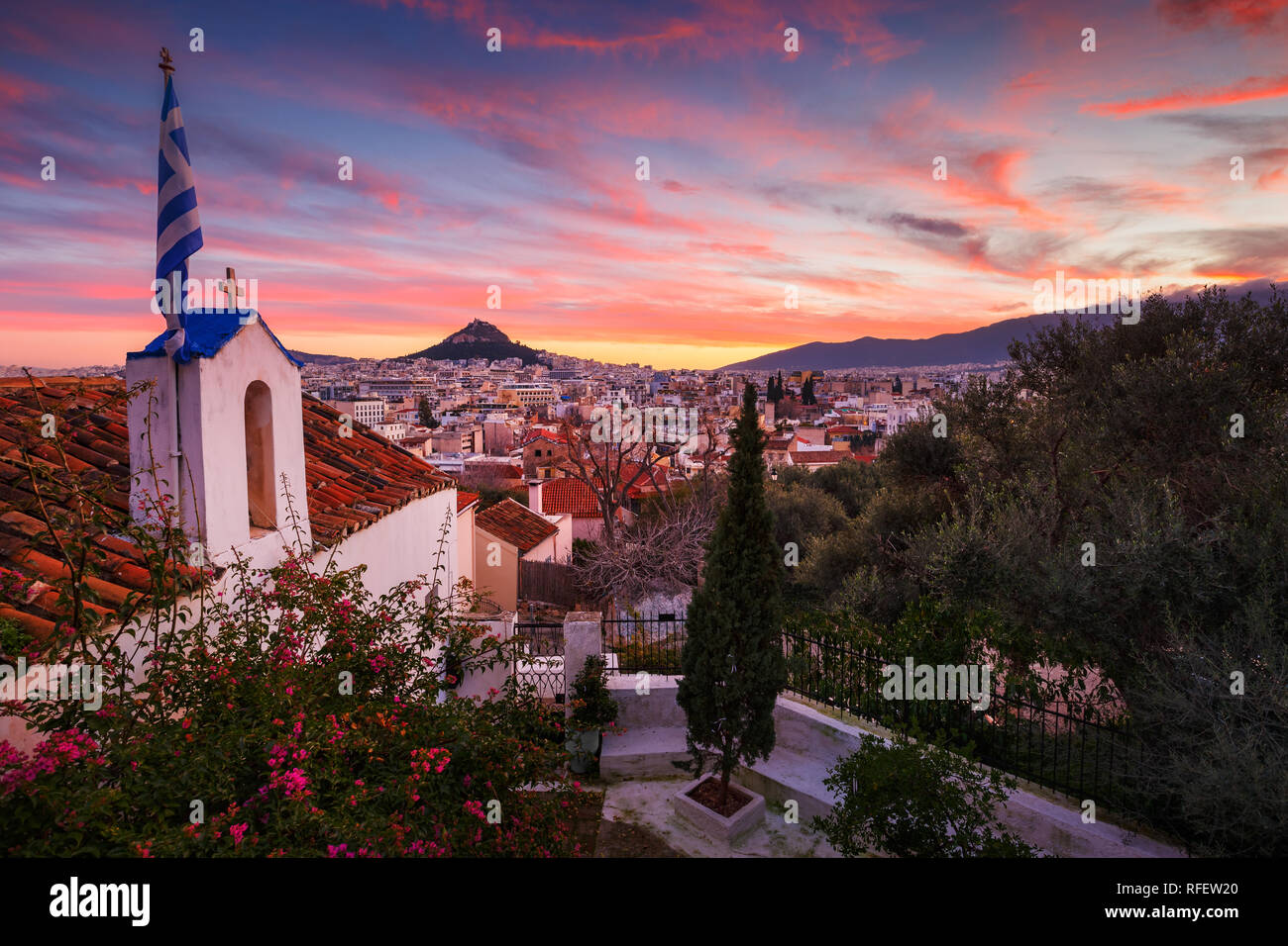 Vue de la colline Lycabettus d'Anafiotika quartier dans la vieille ville d'Athènes, Grèce. Banque D'Images