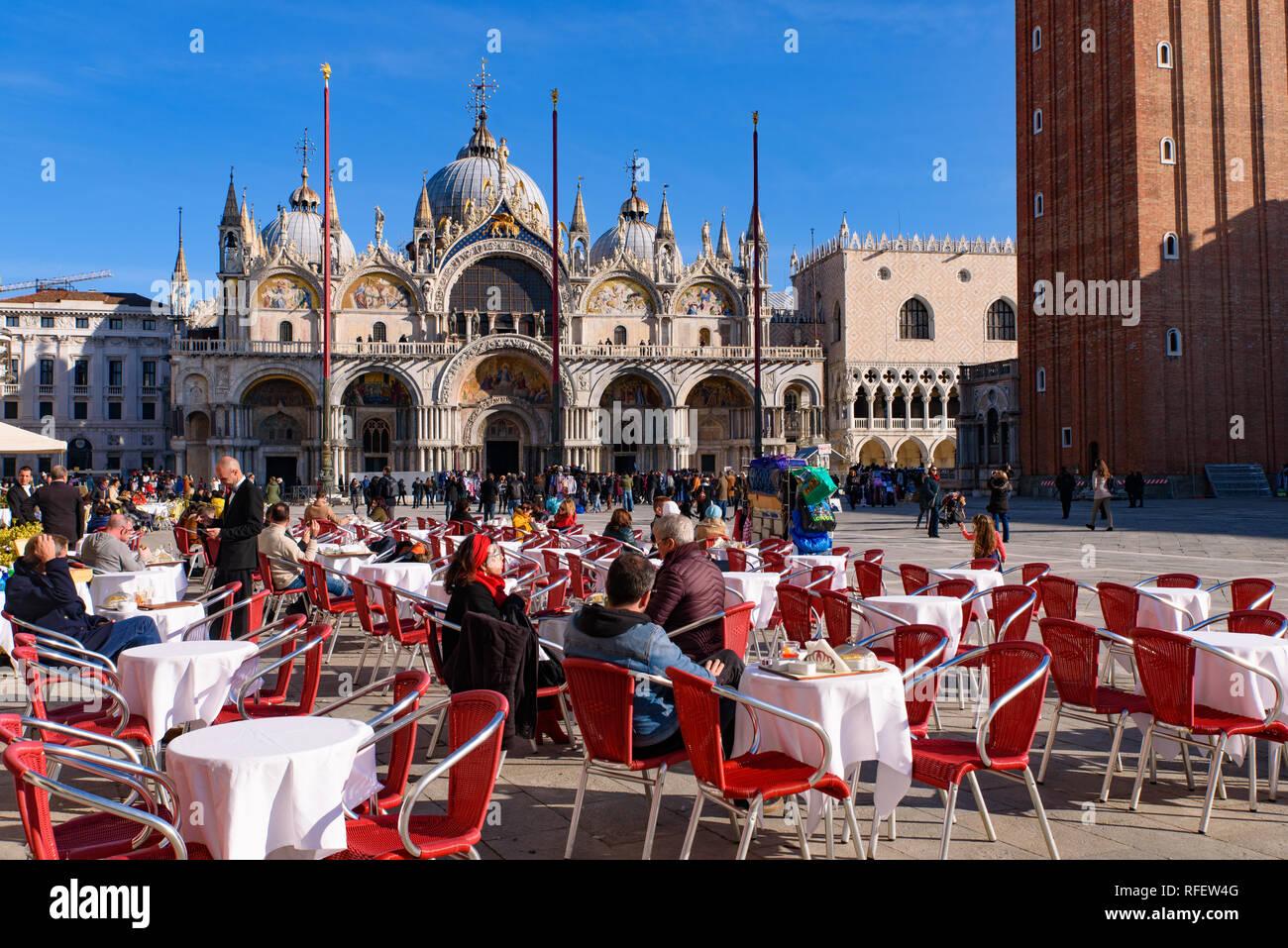 Coin repas extérieur sièges à la place Saint-Marc (Piazza San Marco), Venise, Italie Banque D'Images