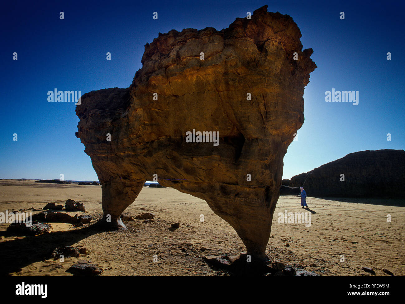 L'Afrique, Algérie, Sahara, Tassili N'Ajjer, Tadrart, Parc National tours rocheuses et des dunes de sable Banque D'Images