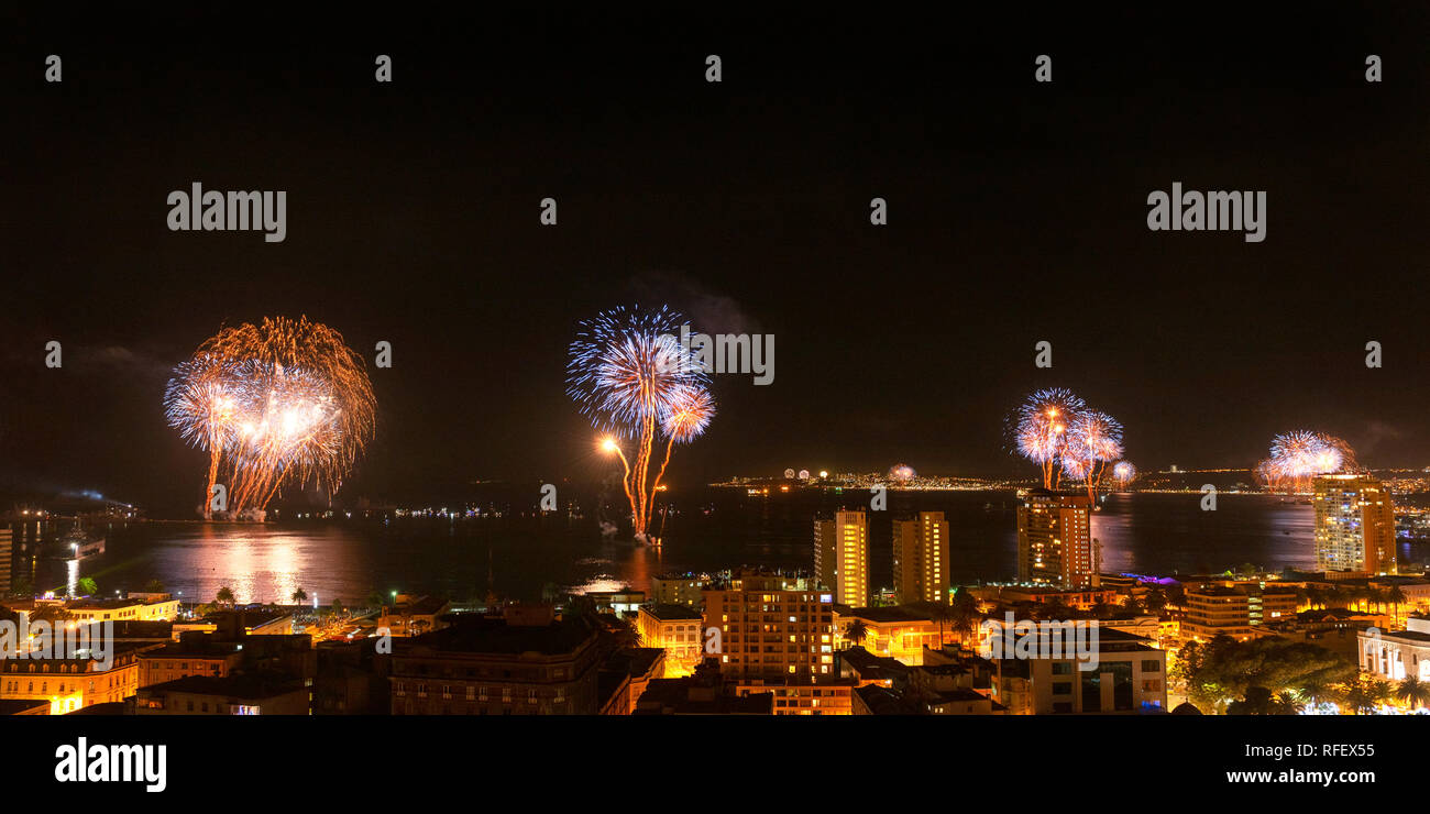 D'artifice du Nouvel An dans la baie de Valparaiso, Chili. Banque D'Images