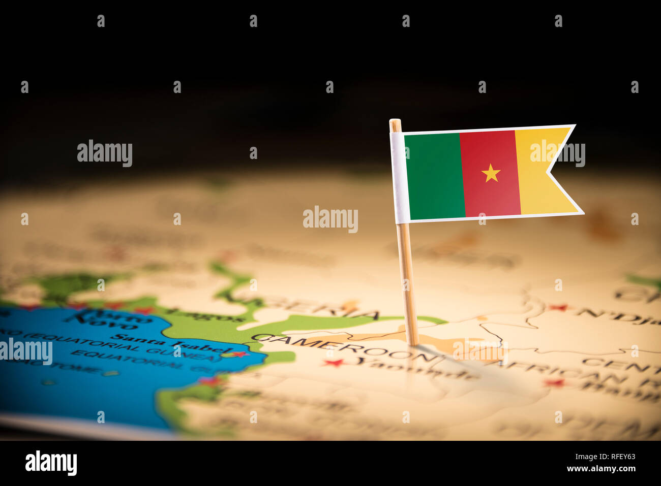 Le Cameroun a marqué avec un drapeau sur la carte Banque D'Images
