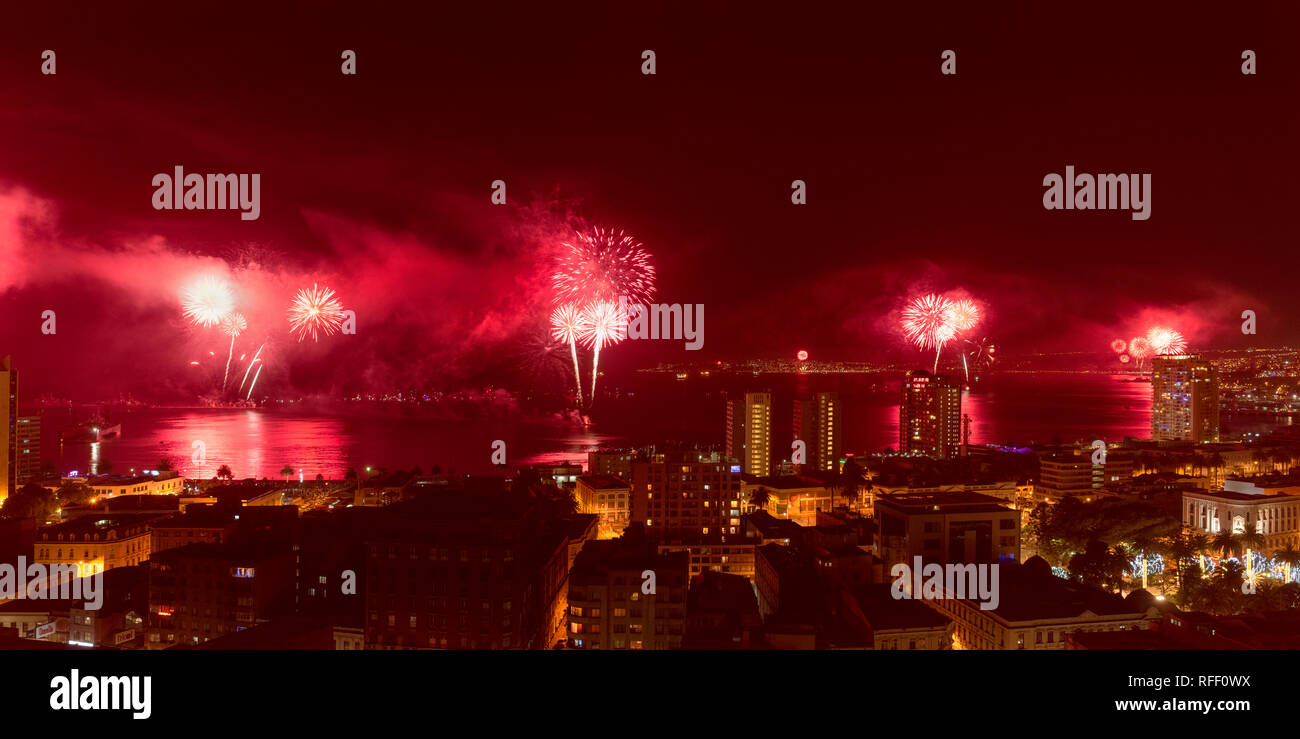 D'artifice du Nouvel An dans la baie de Valparaiso, Chili. Banque D'Images