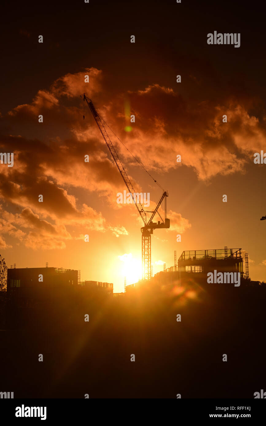 Grue sur le chantier au coucher du soleil sur les toits de la ville de Leeds yorkshire royaume uni Banque D'Images