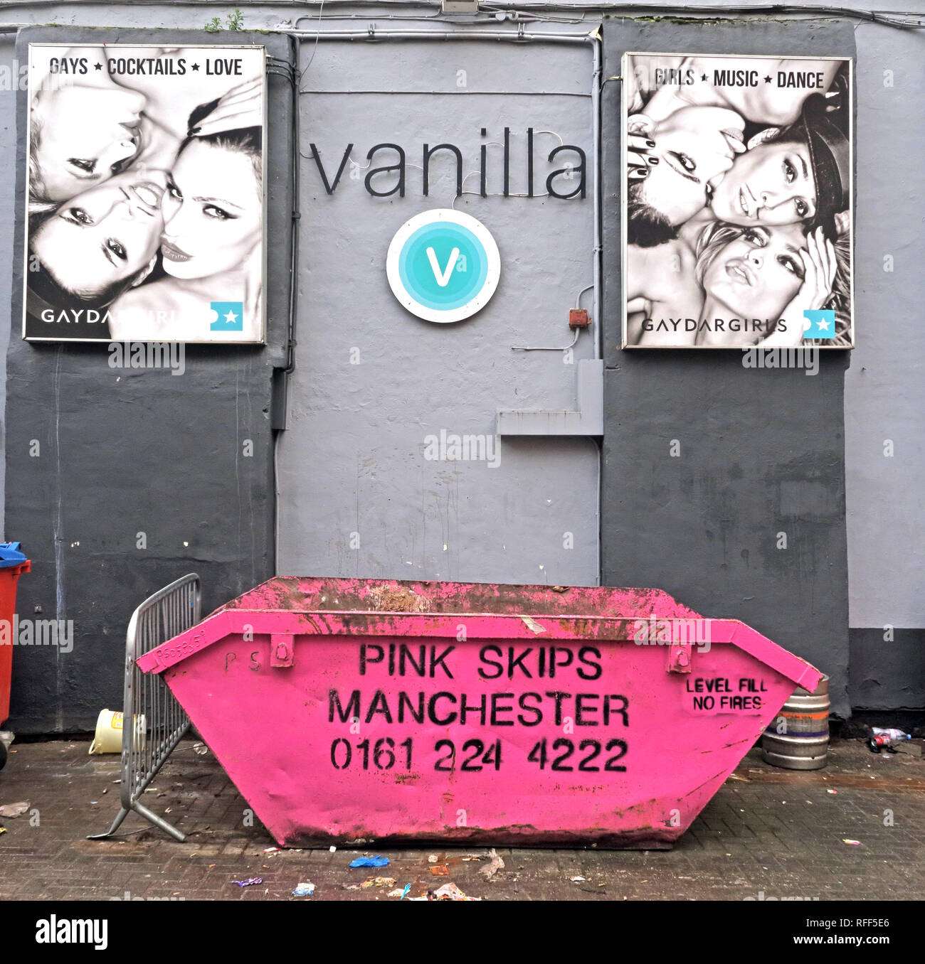 Skip to rose, vanille de l'extérieur de nuit à Canal Street, Manchester Gay Village, Lancs, England, UK, Banque D'Images